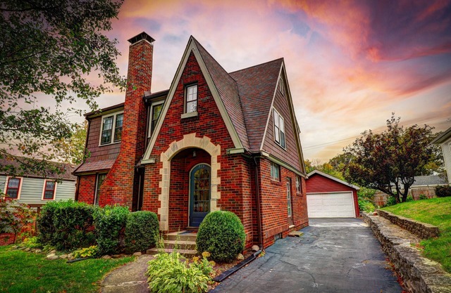 Historic 3 BR Home w/Game Room Near Millikin Univ.