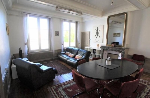 Historic 3BR Apt Near Toul's Cathedral – Central Location, Parking, WiFi Included
