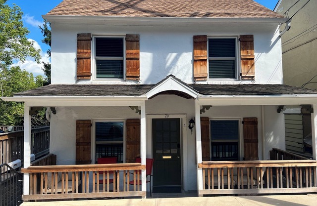 Historic Bank House 1 BR Downtown fully remodeled