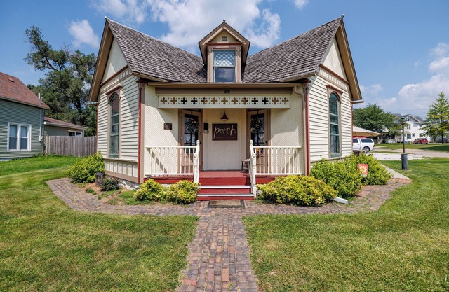 Historic Bungalow in Chariton, Sleeps 5, Pets Ok, Single Level