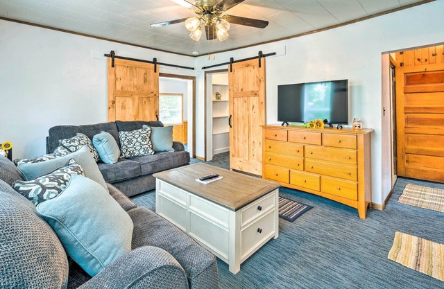 Historic Cabin Retreat: Steps to Okoboji Lake
