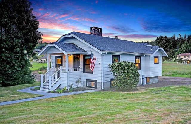 Historic Camano Island Farmhouse - Fully Restored