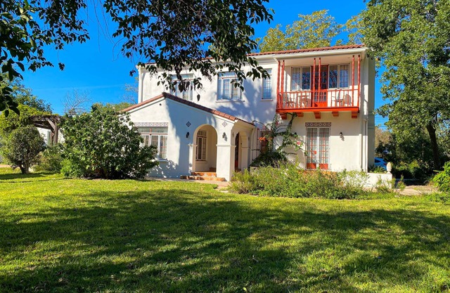 Historic charmer with a pool, gardens, gym, & game room- dogs ok