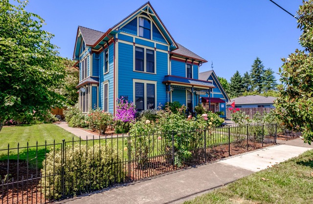 Historic & Charming Home In Willamette Valley Wine Country 1 Block from WOU