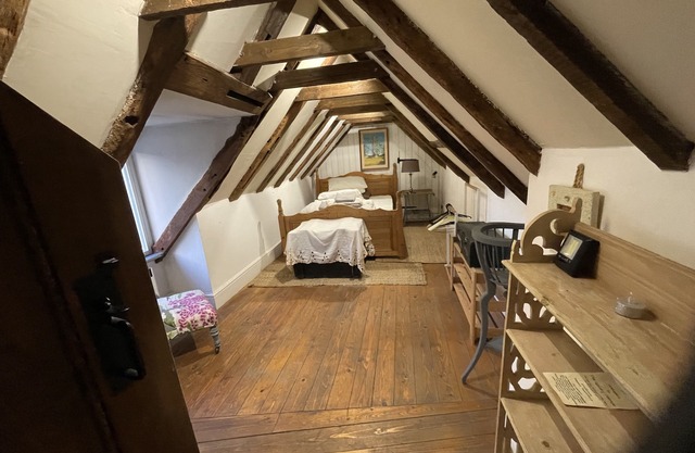 Historic cosy cottage, opposite Petworth house! Midweek discounts