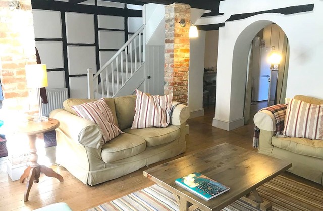 Historic cottage in the heart of Shaftesbury's Saxon area - town and country.