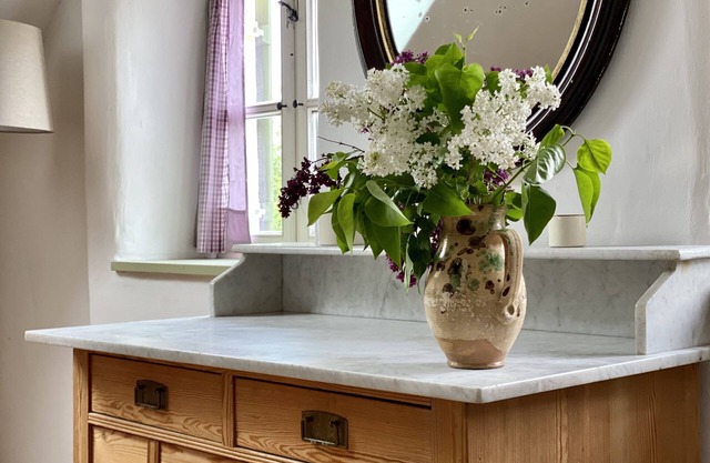 Historic Cottage next to a natural swimming pond and a magnificent fruit garden
