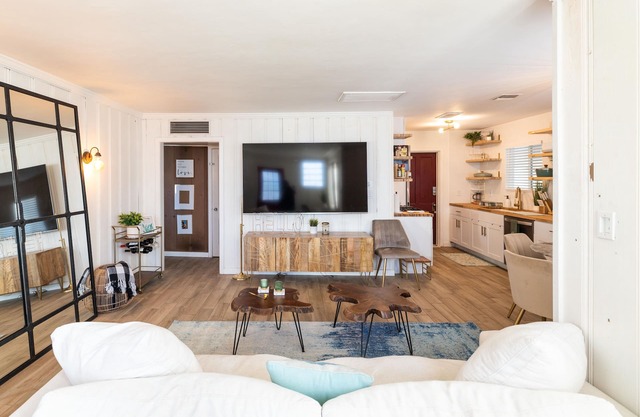 Historic Cozy and Aesthetic Cottage w/Private, Safe Pet-Friendly Yard