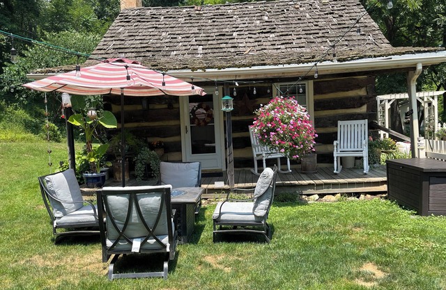 Historic, cozy cabin at Headley Inn Winery & Vineyard with WiFi, AC & Fireplace