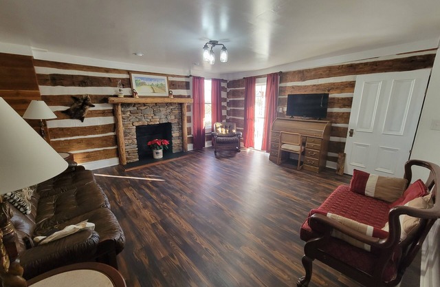 Historic Cozy Home Entire First Floor