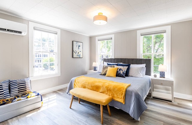 Historic dog-friendly home 2 blocks to Main St