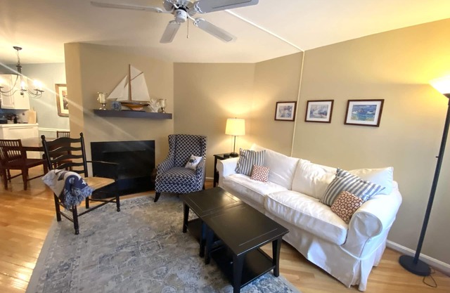 Historic Downtown Charmer, Water Views and Parking!