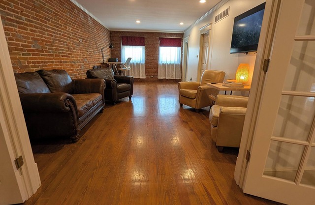 Historic Downtown Lexington Apartment - 2 Bedrooms Sleeps 4