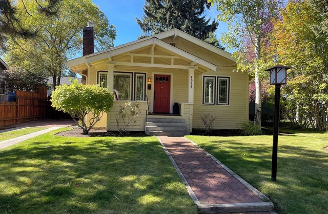 Historic Downtown │Walk Everywhere │Private Hot Tub │One Block to River