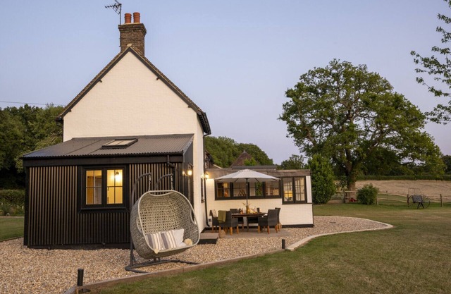 Historic Farmhouse Retreat |South Downs |Sleeps 8