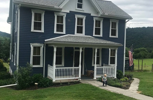 Historic Farmhouse with private river access to Juniata River