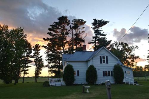 Historic Farmhouse with Fire Pit Pet Friendly!