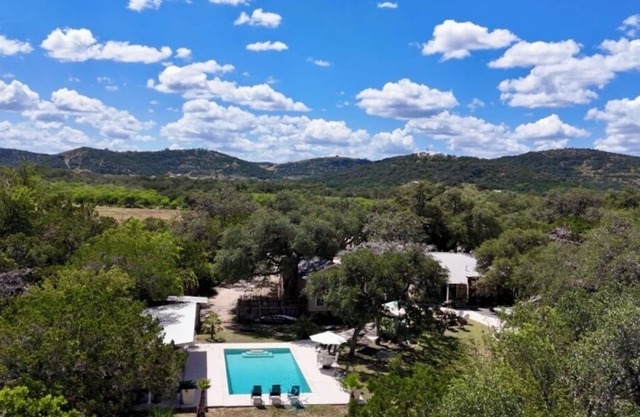 Historic Gated Estate, Pool, Cabana, 2 Kitchens, Lush, Kayaks, Walk 2 Frio!