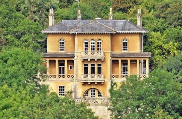Historic Georgian villa, 7 spacious bedrooms, tennis court and minutes from Bath