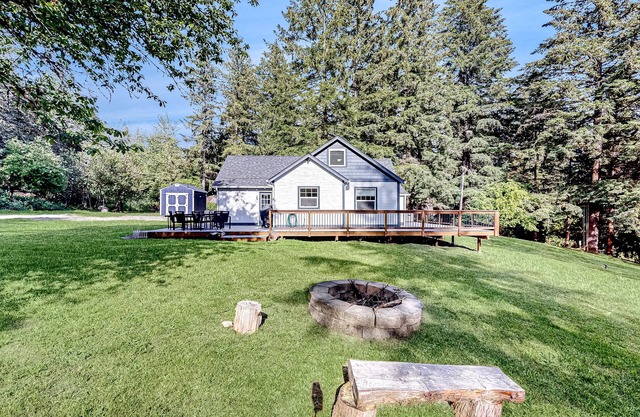 Historic home with fruit trees, private W/D + free wifi