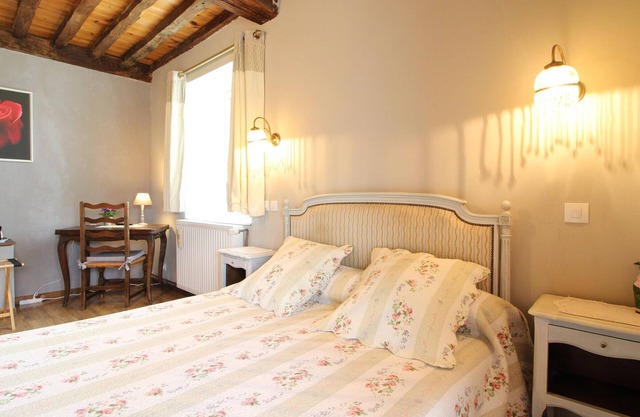 Historic house with guest rooms and enclosed park in Choye