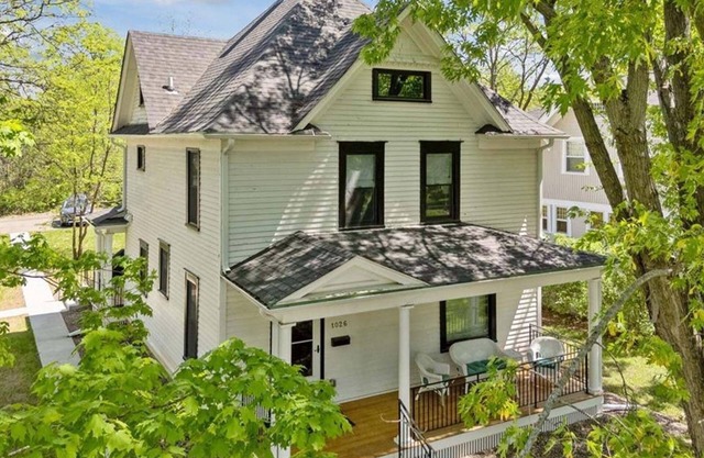 Historic & Luxurious, Steps to Shops, Dining, St. Croix Beach, and the Marina.