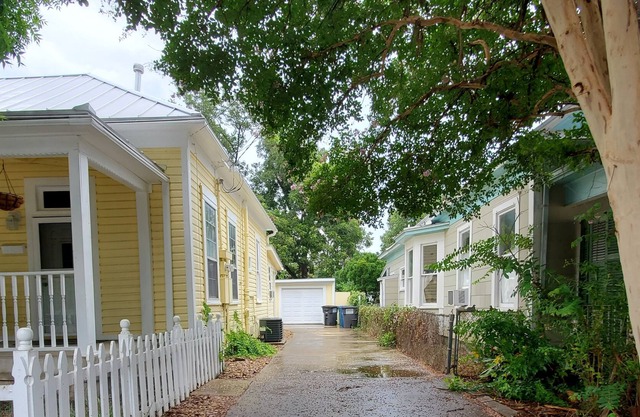 Historic Neighborhood Guest House Close to Great Restaurants, Bars and Downtown