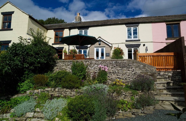 Historic Peak District Cottage in Tideswell in a Peaceful Location.