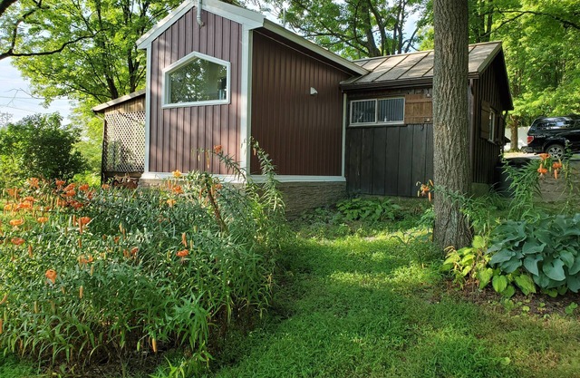 Historic pet friendly cabin/shooting range/ATV trails/fish ponds/on 82 acres.