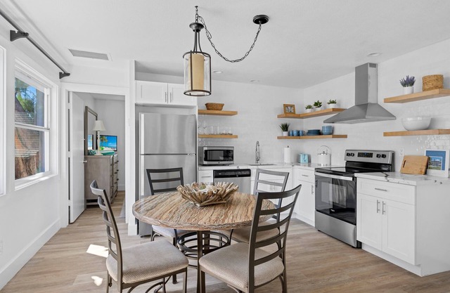 Historic PO Cottage Garden Suite Steps to Beach - Casual Lux Décor - Jensen's "On the Gulf" 6