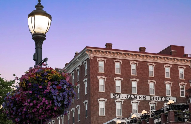 Historic Red Wing Lux Hotel, Whirlpool Room -Close to Dining-Museums-Art & More!