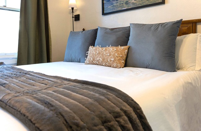 Historic Revival King Bed Midtown Memphis 68