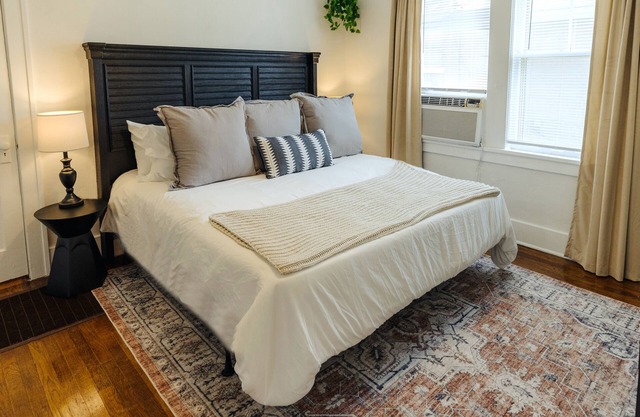 Historic Revival King Bed Midtown Memphis 66