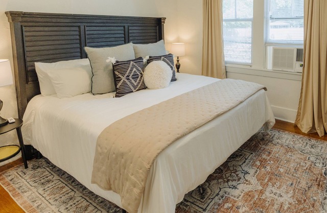 Historic Revival King Bed Midtown Memphis 70