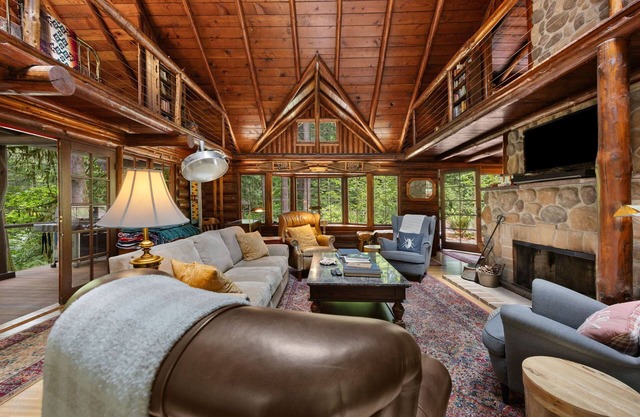 Historic Steiner Log Cabin with BBQ and Hot Tub