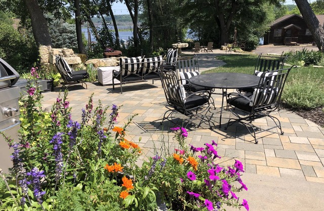 Historic Stillwater restored cottage with riverviews near bike path & town