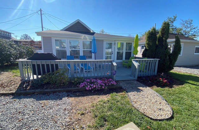 Historic Tiny Cottage just steps to the lake. Pet Friendly!