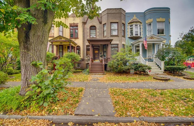 Historic Townhome in Oak Park with Backyard!