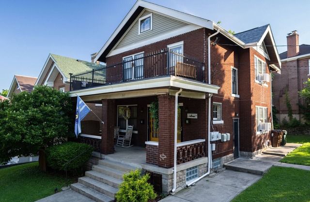 Historic Townhouse in Wallace Woods - 1st Floor Unit, Quiet, Safe, Easy Parking