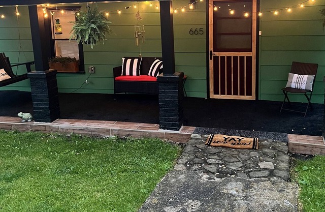 Historic trail town cozy cottage!