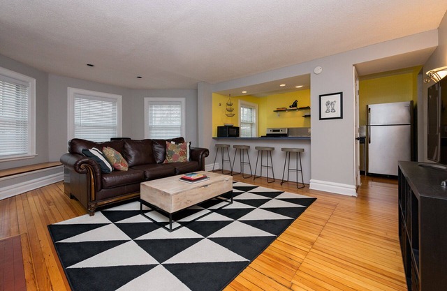 Historic Victorian Apartment, Close to Downtown, Hospital, Capitol