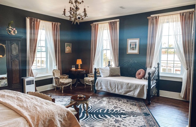 Historic Victorian hotel in the heart of small town getaway!