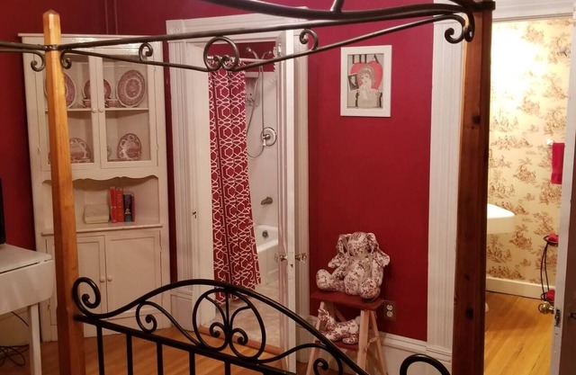 Historic Victorian Inn Red Suite