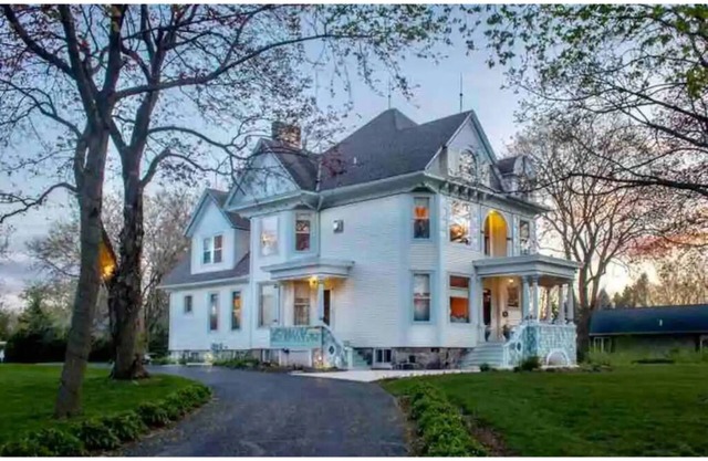 Historic, Vintage, Classy, 11 bed, 5+ bath!