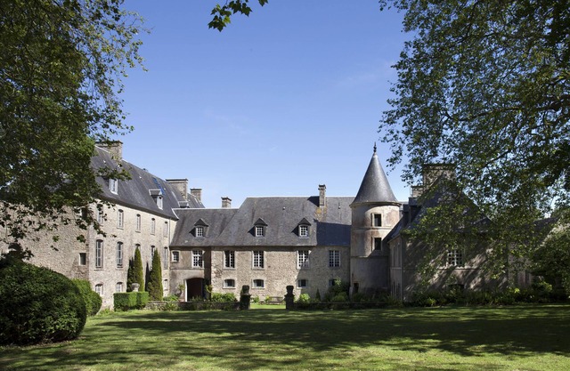 Historical cottage at the château d'Hémevez