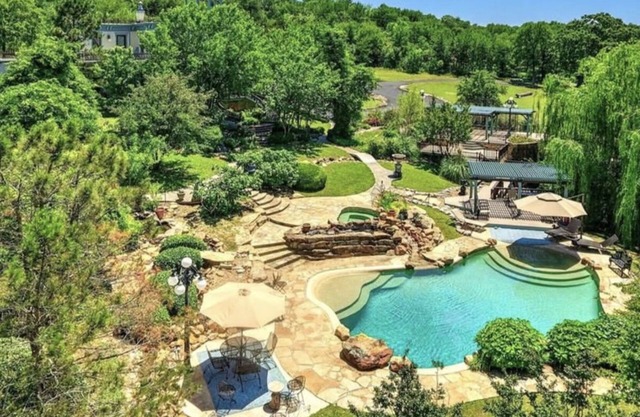 Historical Mansion Beside 174 Acre Park
