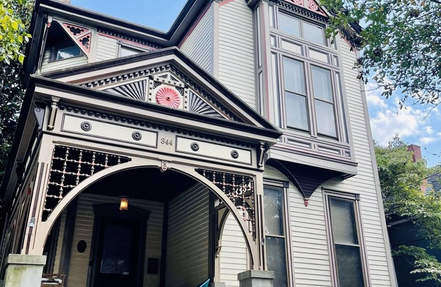 Historical Villa w/hot tub-1block from Rupp
