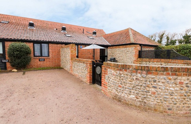 HITCHENS COTTAGE, pet friendly in Happisburgh, East Anglia
