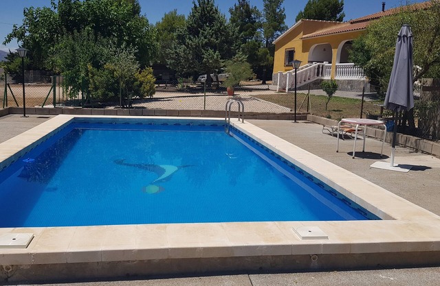House with pool, barbecue and private garden, for the exclusive use of the tenant.
