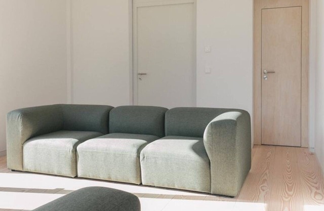 HOCHPARTERRE WEST: wood-burning stove, west-facing balcony and kitchen island